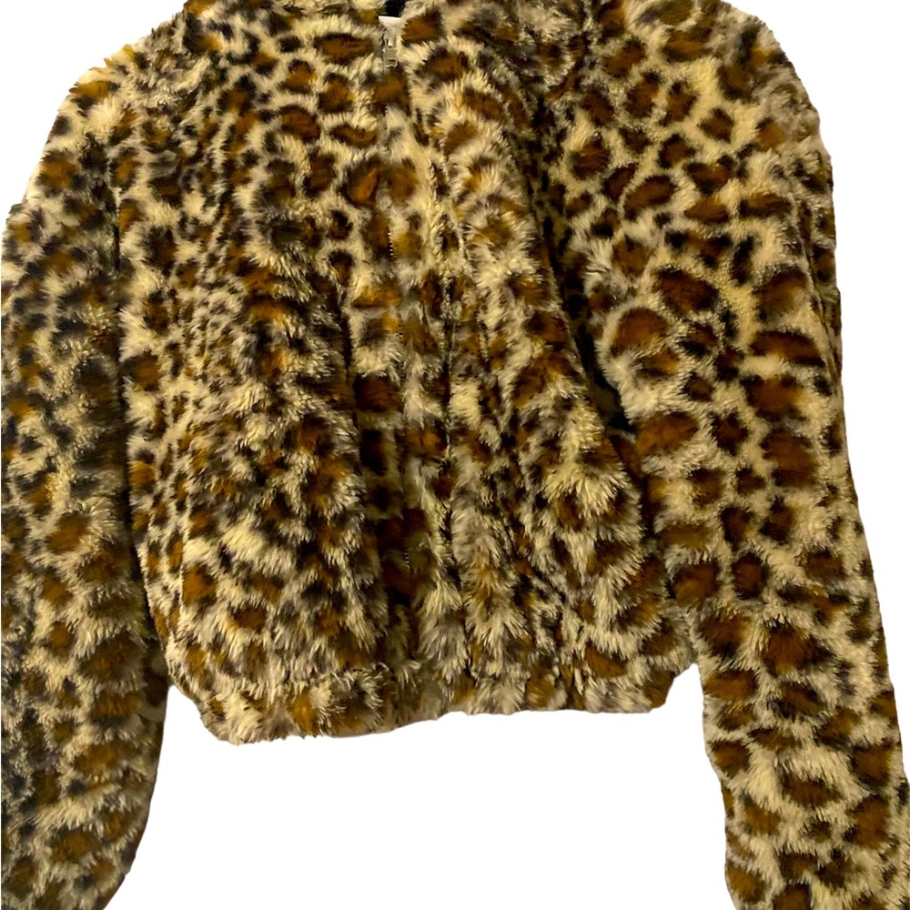 Amazing top shop cropped warm coat. It is a true extra small. Brand new !